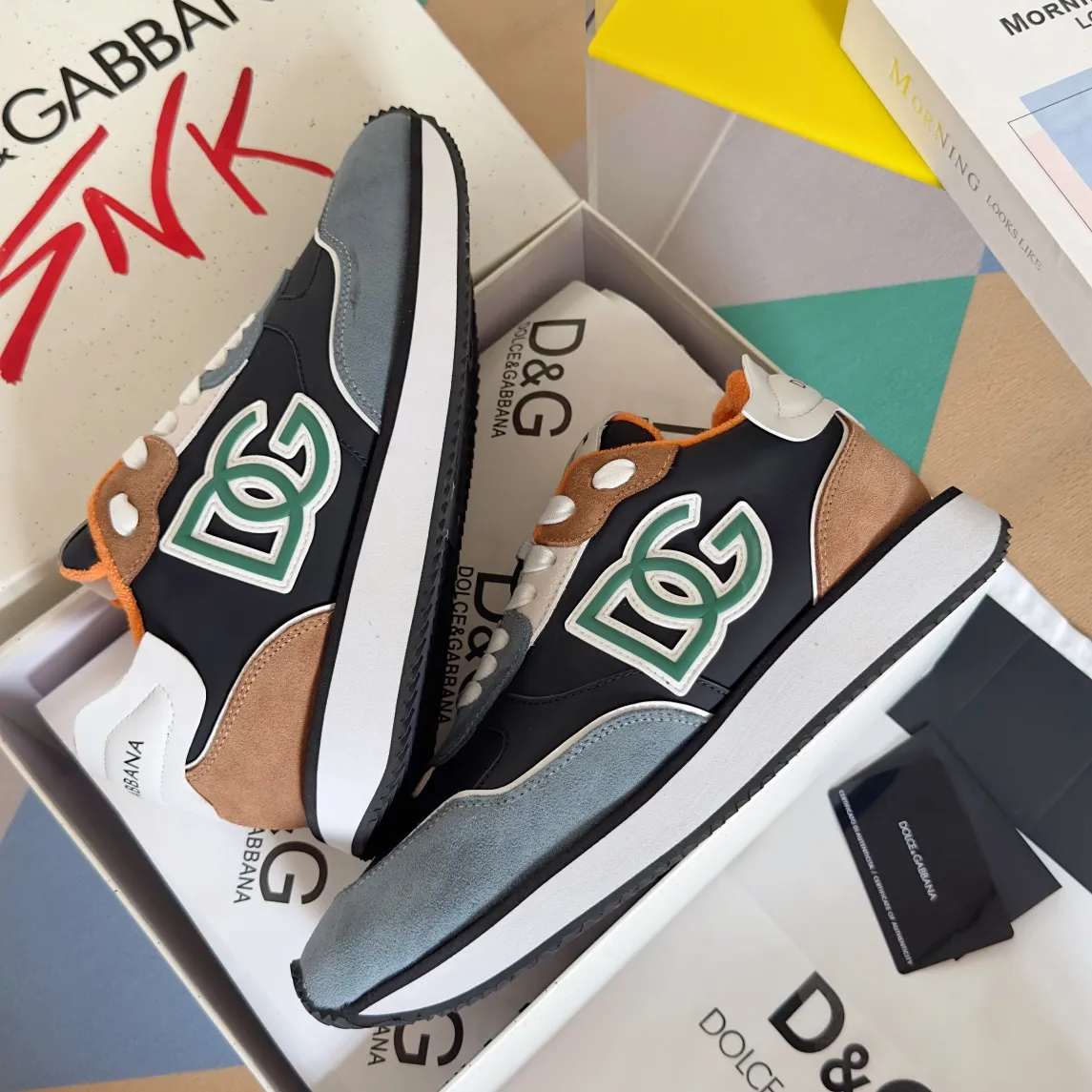 Factory price: 458💰D&G's latest Cushion series casual sports shoes, dad shoes, running shoes, original purchase and development, production, handmade, but always looking to the future. The new Cushion sneakers feature a two-tone suede upper accented by a mesh contrasting printed DG cross logo on the side. The lightweight, grippy rubber outsole adopts an innovative design to provide excellent performance, and the jacquard label adds timeless style. Exquisite packaging at the delivery counter🛍📦 ▪️ Fabric: Original custom-made first-layer cowhide ▪️ Lining: Original custom-made breathable towel lining ▪️ Sole: Original open-molded rubber material ▪️ Bottom thickness: 3.5CM ▪️ Size: Men's 38-45